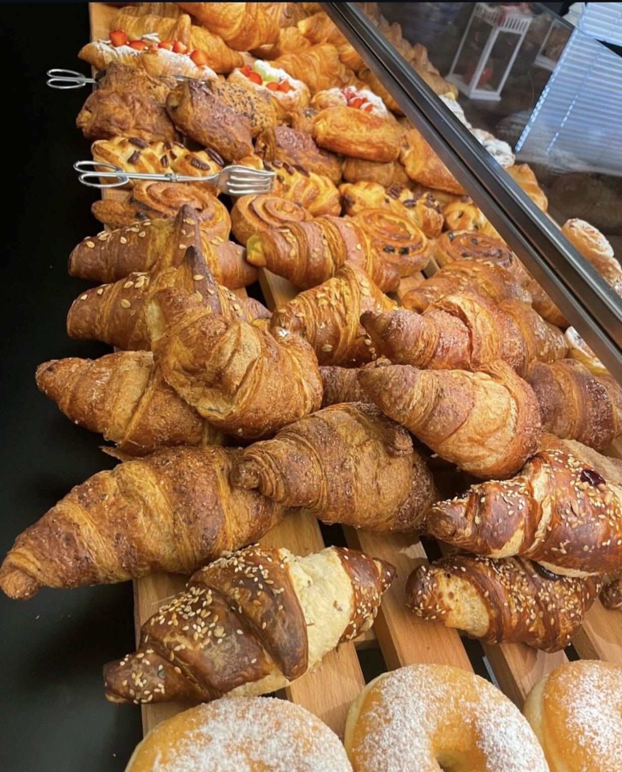 Cornetti e sfoglie esposti nella vetrina del locale